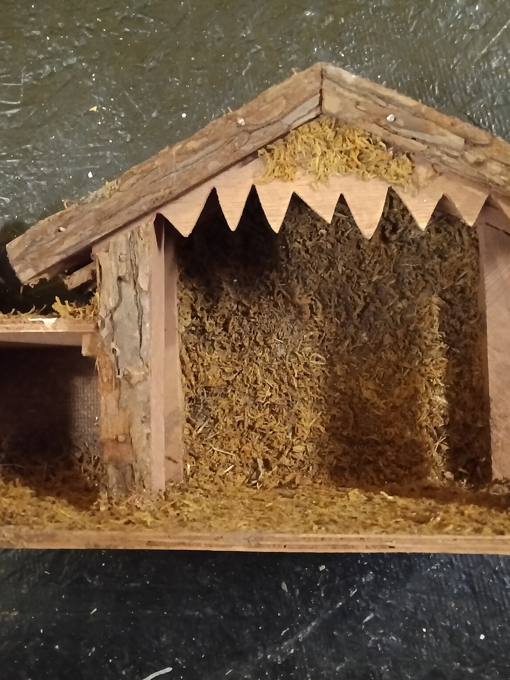 Rustic Moss and Bark Nativity Stable - Brown